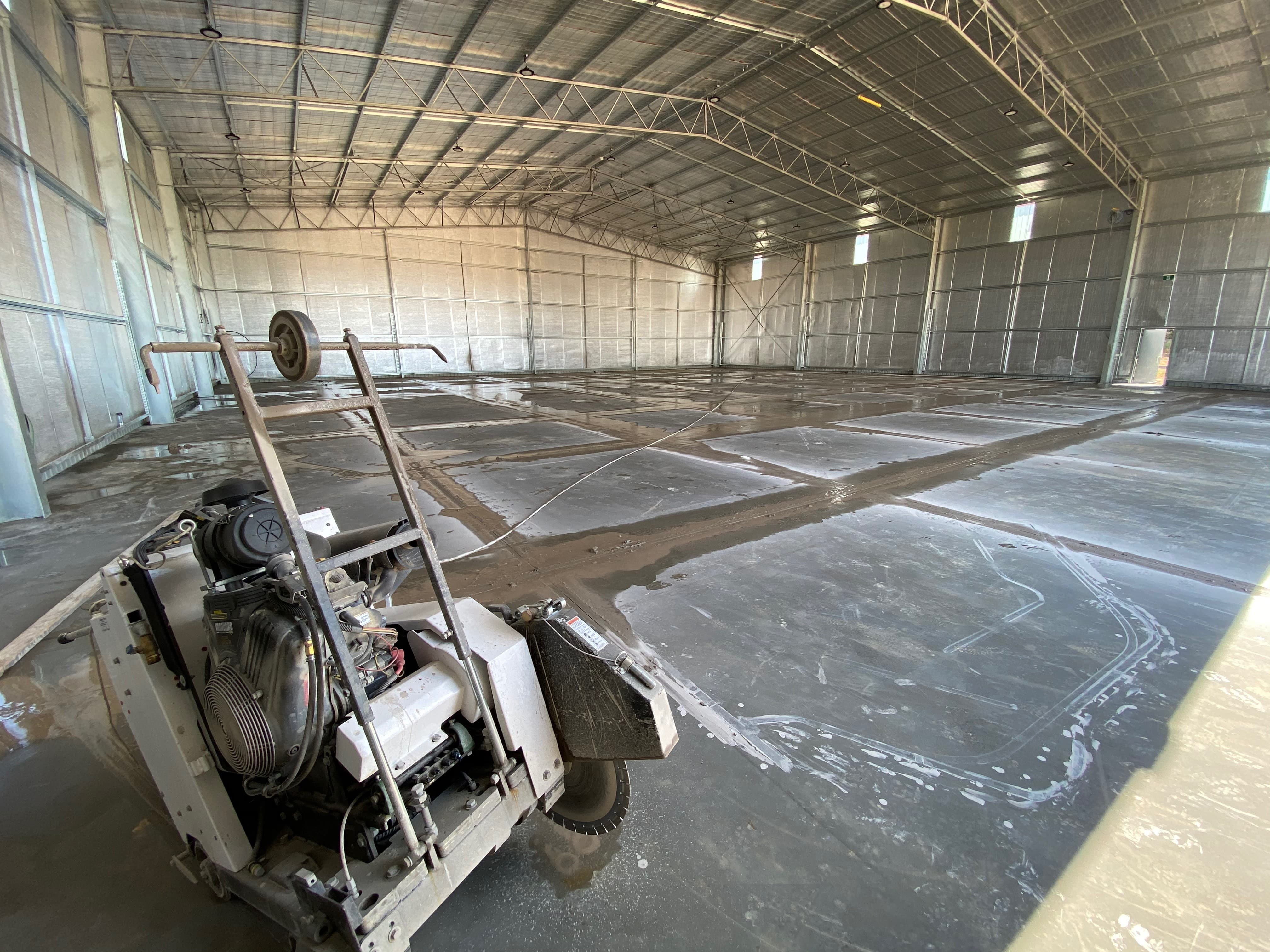 Expansioncutting in airport hanger